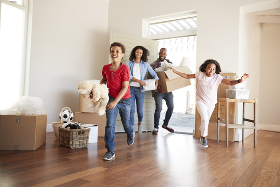 Excited_family_carrying_boxes